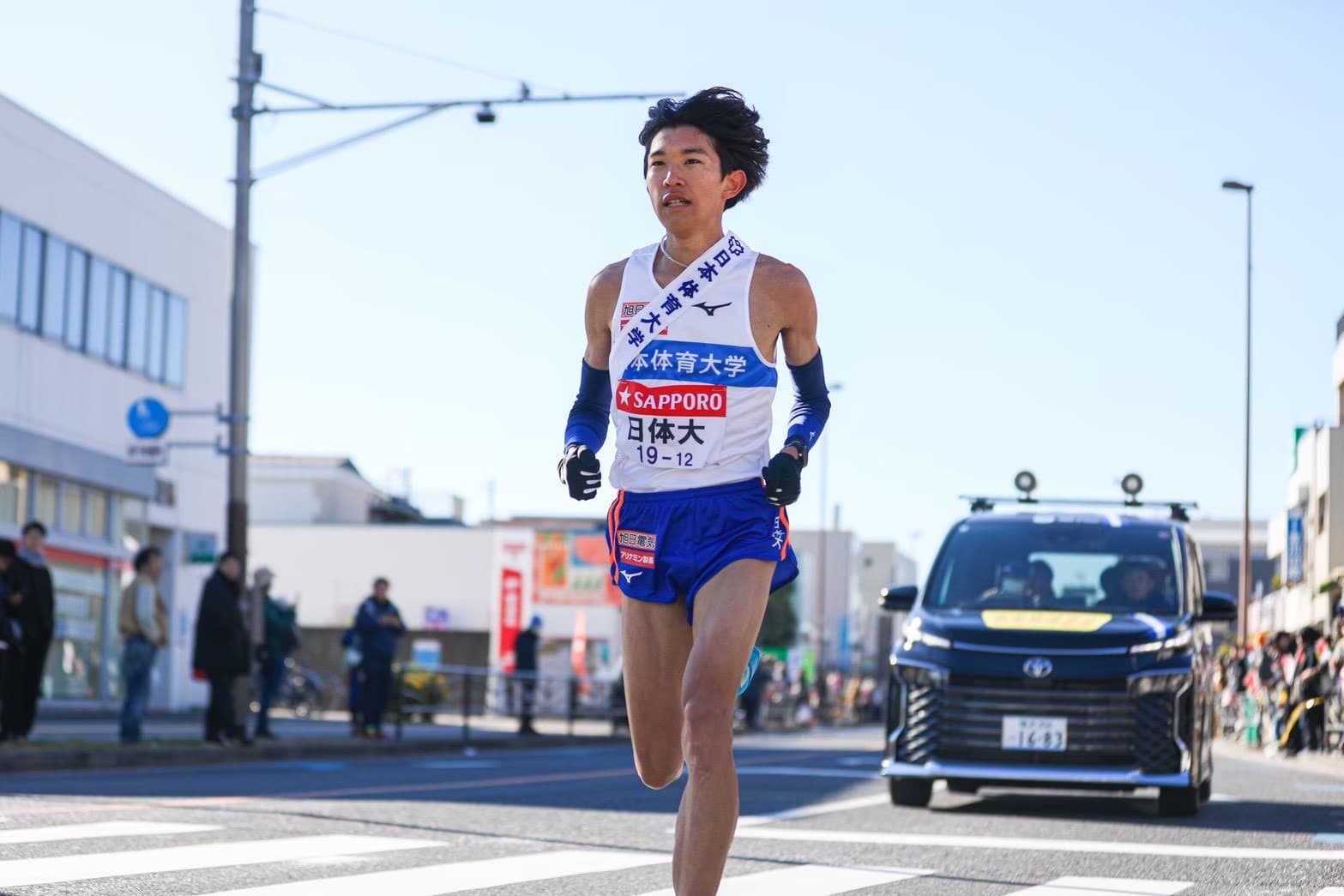 箱根駅伝で日本体育大学のユニフォームを着て力走する二村昇太朗